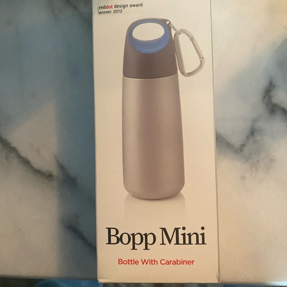 Water bottle with carabiner - Picture 2 of 4